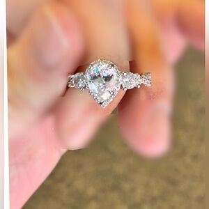 💎 Exquisite NWT Sterling Silver Moissanite Pear Cut Halo Ring – Size 8